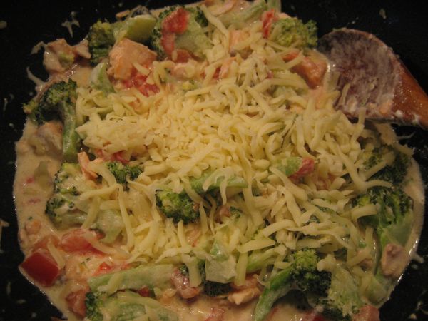 熱鍋後,下蒜末炒出香味-->鮭魚塊入鍋煎至約5分熟-->加入花橄菜和蕃茄-->倒入法式酸奶-->醬汁開始冒泡滾時,加入塩調味後 轉小火-->加入起司絲稍拌, 蓋鍋悶約6~10分