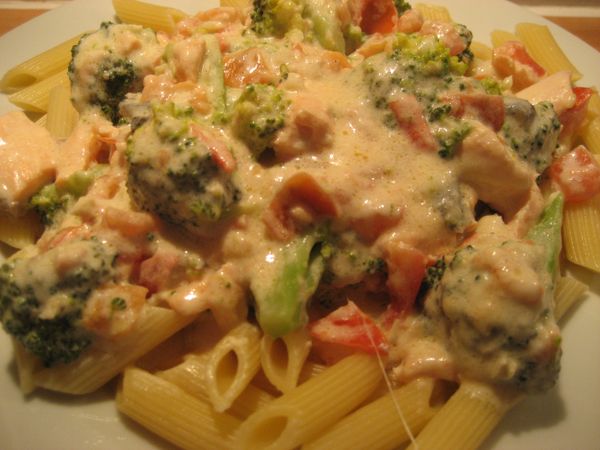 依麵條包裝指示煮好通心麵, 加入步驟2中的鮭魚起司醬汁即可