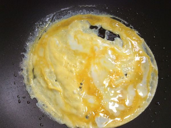 蛋打勻後煎蛋餅。