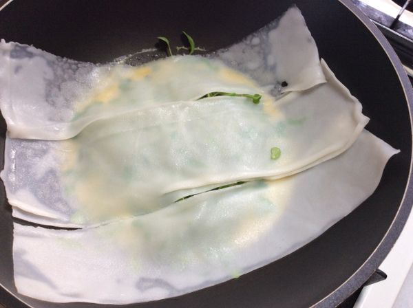 鋪上河粉，讓河粉與為濕潤的蛋餅合為一體。