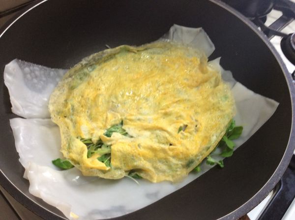 翻面小火煎到河粉軟Q即可。（因河粉是冰過較硬，如果是新鮮的只要加熱就很Q彈）