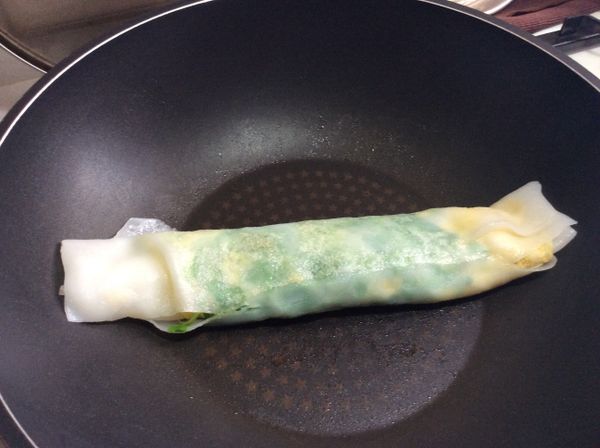 將蛋餅捲起，裝盤。