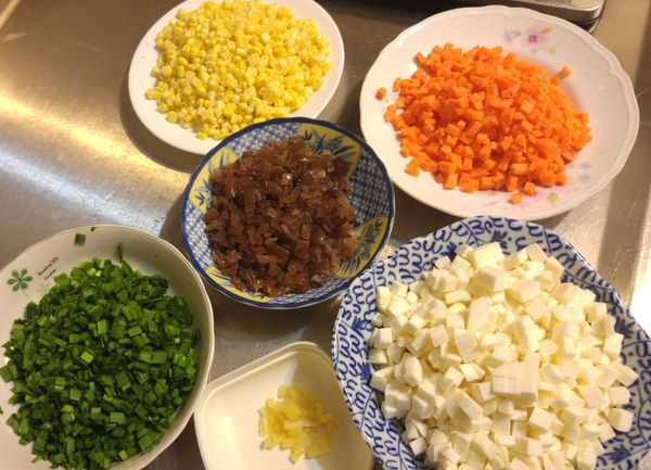 玉米取粒，紅蘿蔔、木耳、筊白筍、韭菜(小黃瓜)，切成小丁。蒜頭切末