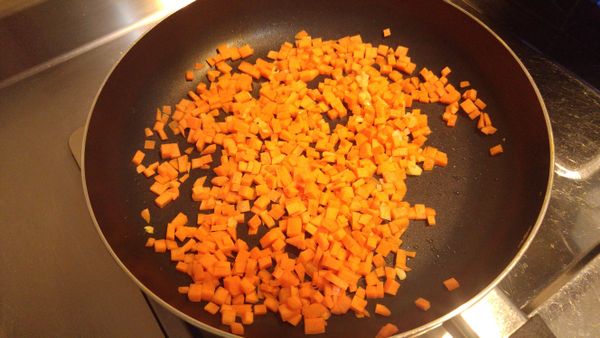 用一點點橄欖油爆香蒜頭，不易熟透的紅蘿蔔先下鍋，中小火拌炒