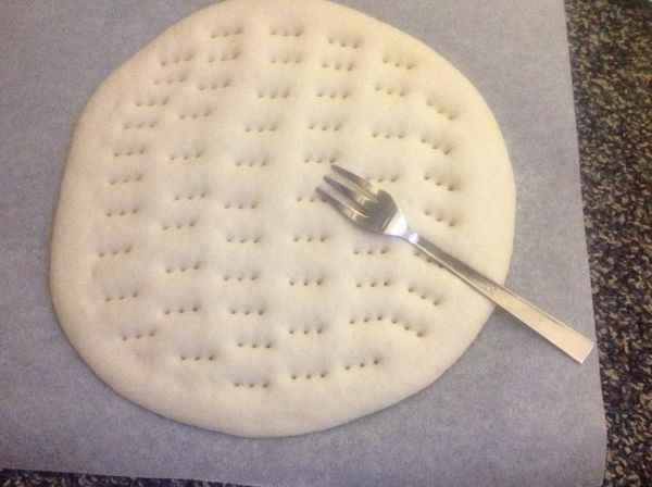 發酵完成後, 用叉子將麵糰戳滿孔洞.