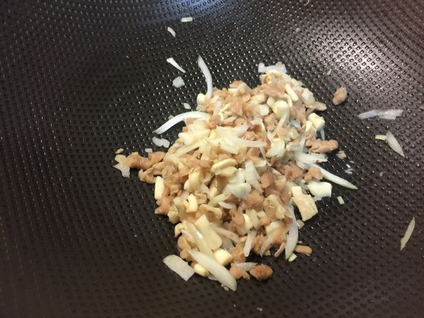 洋蔥未、秀珍菇段和菜脯(已先泡水後並濾乾水份），先放入鍋內炒香，並灑上粗粒黑胡椒粒