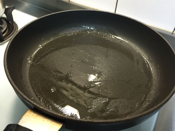 開文火，倒入適量的油，並先用鍋鏟把油平均抺勻後，再倒入蛋液鋪平鍋內(PS:一切均為冷油冷鍋處理，火不需太大)