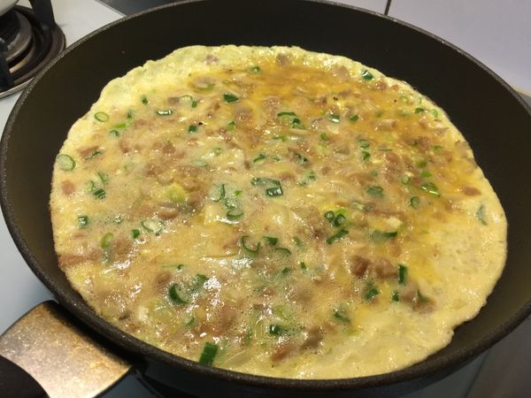 待蛋汁凝固時，即可進利翻面的程序