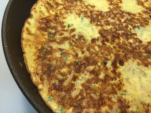 一樣待鍋緣的蛋皮翻翹起來時，即代表另一面已熟成，即可起鍋上桌了