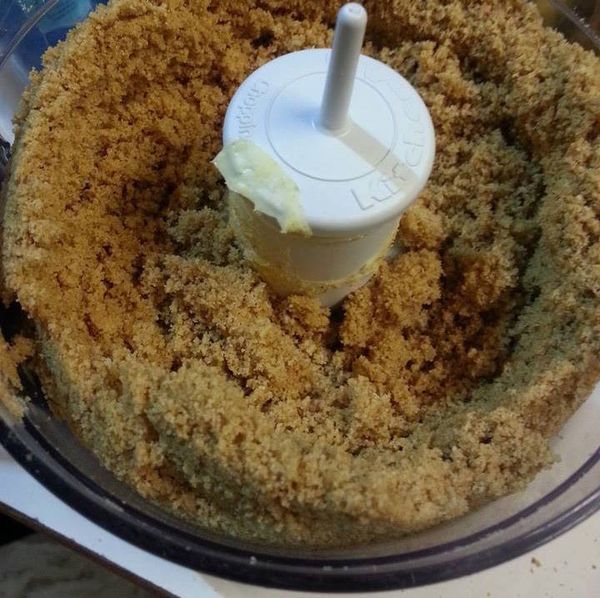 餅乾打碎加入融化奶油，壓入六吋烤模，放冰箱備用