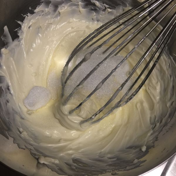 軟化的奶油乳酪加入糖攪拌均勻