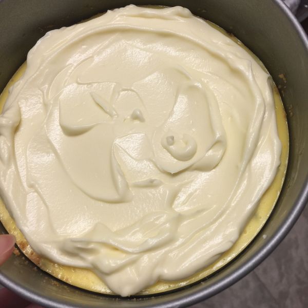 酸奶油加入1T糖粉攪拌均勻，鋪上乳酪蛋糕