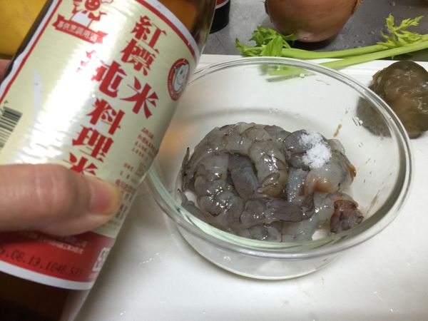 蝦仁背部劃開，先將沙筋處理乾淨，以[醃蝦料]抓勻醃10分鐘