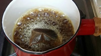 先將水煮滾後放入紅茶包，煮個兩三分鐘。