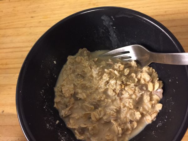 粉類、燕麥和養樂多混合一起，燕麥吸乾水份成糊狀，加入切丁無花果和紅棗拌勻