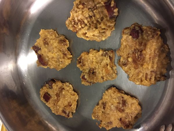 平底鍋預熱擦上薄薄橄欖油，把料分小坨壓扁扁小火烘烤，約十分鐘翻面，脆皮即可起鍋放涼