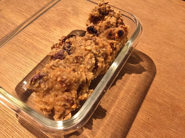 成品外皮酥脆，裡面因為麥片所以鬆軟，咬下去可吃到滿滿的無花果和紅棗，好吃又健康的點心