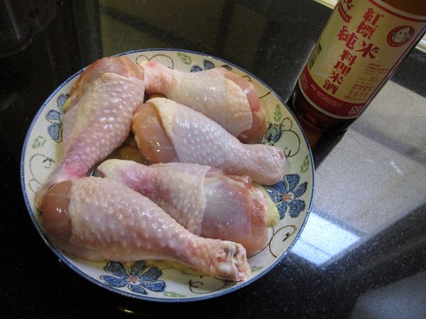 雞腿洗淨,抹上適量的鹽抓醃待入味 (約20分鐘)