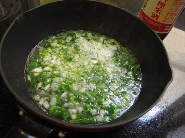 另取一炒鍋,倒入雞肉湯汁 香油 蔥末,大火煮滾試味道? 依家人喜好做調整,太淡加入胡椒鹽...