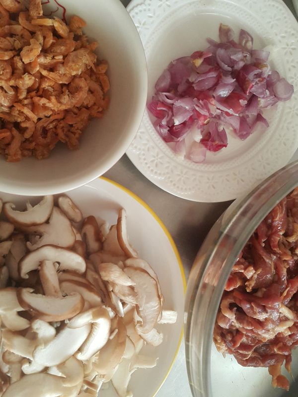 將肉絲倒入2匙醬油白胡椒粉調勻醃製一下備用
所有材料切好備用