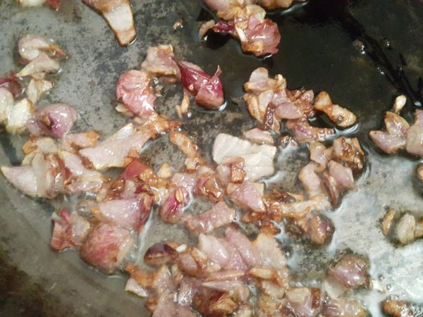 起油鍋小火爆香紅蔥頭後略金黃起鍋備用