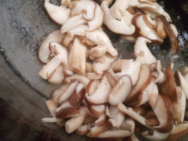 香菇爆香起鍋備用