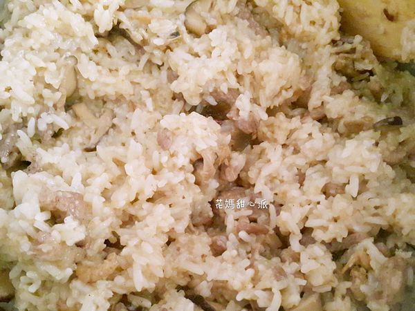 最後將所有備料與糯米飯拌勻就是一碗充滿醬香味的古早味油飯囉