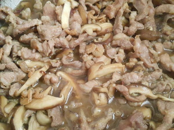 肉絲炒香後3大匙醬油熗鍋出醬香味倒入約一碗水煮滾加入五香粉，白胡椒粉及步驟2.3,4,一起拌炒均勻備用