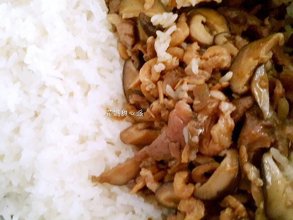 待糯米飯煮熟後燜15分打開，將步驟5倒入