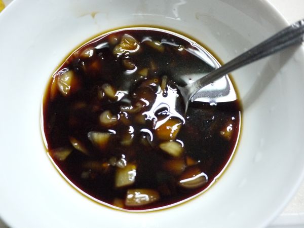 蒜頭洗淨拍碎和所有醬料調成一碗。