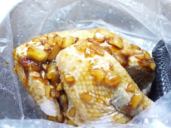 將雞肉洗淨擦乾放入塑膠袋中,作法2醬料倒入,按摩一下雞肉讓醬料均勻好入味。