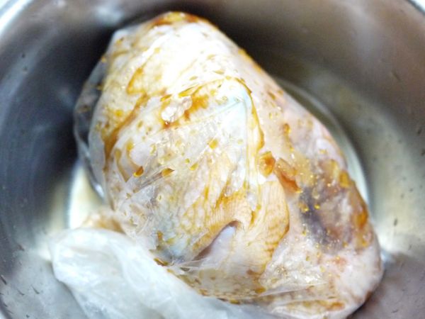 塑膠袋綁緊放入冰箱醃一晚(中間需翻面,使雞肉充分醃到醬料)