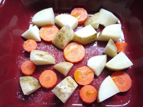 取一個焗烤盤,
可以準備一些蔬菜,如胡蘿蔔、馬鈴薯..等墊在盤底,淋上橄欖油、灑一些海塩。