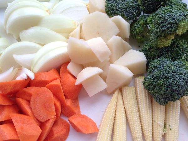 蔬菜洗淨，洋蔥切絲、馬鈴薯紅蘿蔔切塊，玉米筍、青花菜、雪白菇燙過備用。