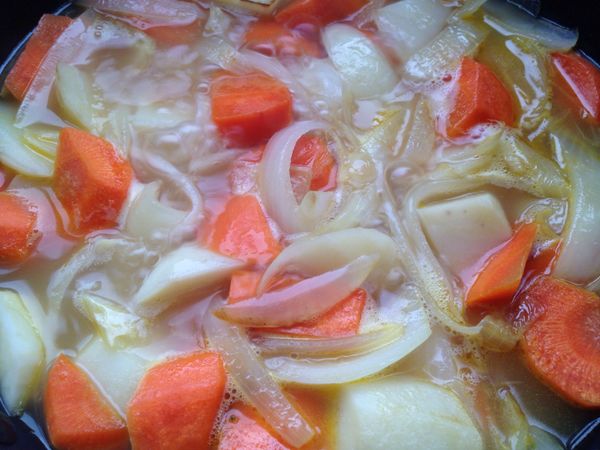 熱鍋融化奶油，將洋蔥、紅蘿蔔、馬鈴薯依序下鍋炒熟後，加水滾15分鐘。