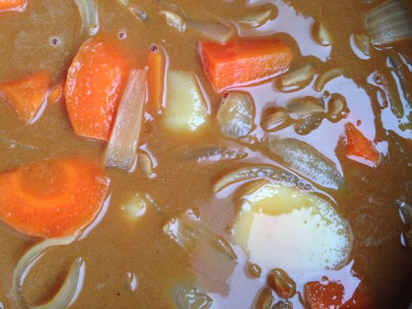 將咖哩塊切小小，取鍋裡熱水融咖哩，與食材一同放入內鍋，外鍋兩杯水。