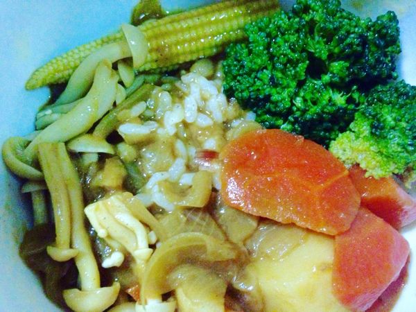 電鍋跳起後，放入青花菜、玉米筍、雪白菇，悶5分鐘，完成。