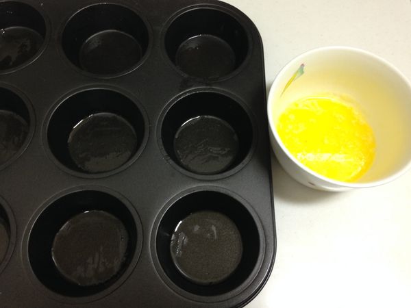 瑪芬杯用先塗過一層奶油防沾黏