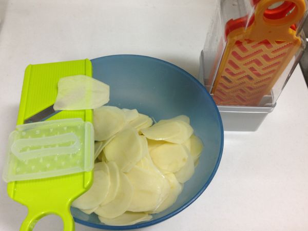 馬鈴薯去皮後削薄片