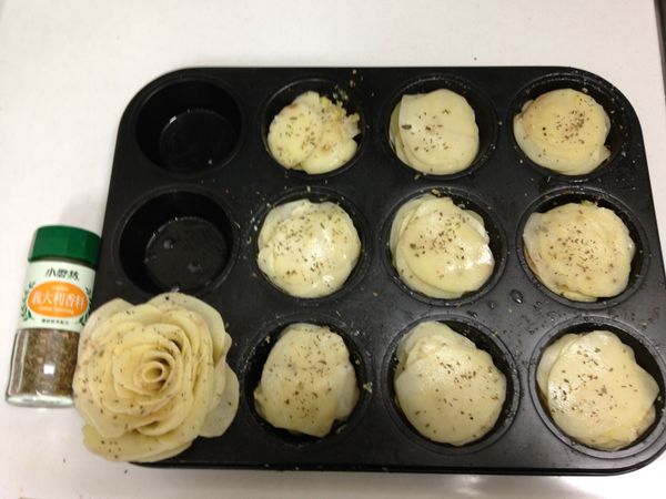 整理完後塗上剩下的奶油，上面再撒上些許香料末