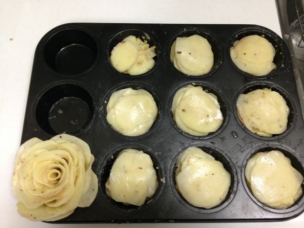 烤箱190度預熱，整理薯片看是要擺成花還是堆成疊