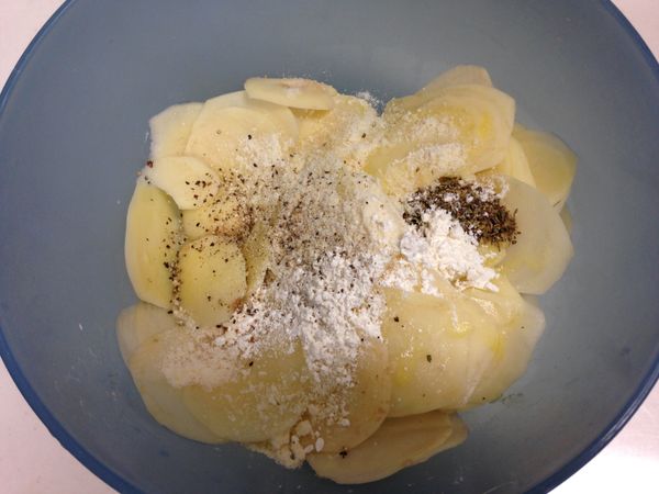 奶油留下約1/3的份量，剩下的跟其他調味料與馬鈴薯片混和調味