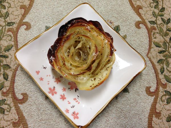 取出放涼約五分鐘，用奶油刀刮出,盛盤後再撒上些許起司粉跟香料末裝飾