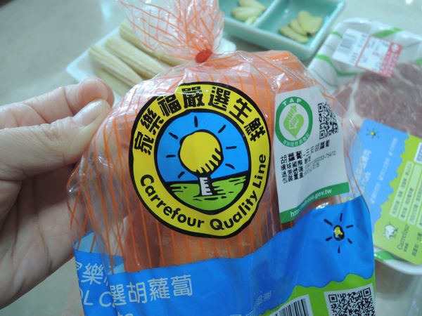 時蔬裏搭配了【家樂福嚴選生鮮-紅蘿蔔】。具有追溯性及產地的品質保證，家樂福挑選及鑑定農地，重視永續發展，照顧小農、愛惜土地、使用者更放心