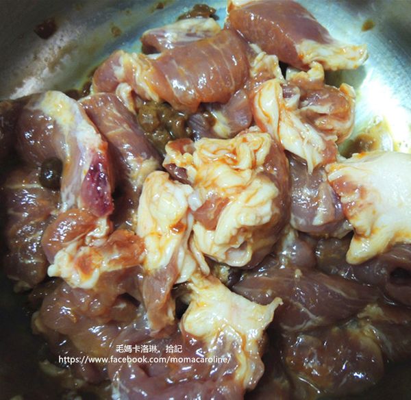 梅花肉片薄片以後加入二小塊的豆腐乳拌勻靜置二十分鐘