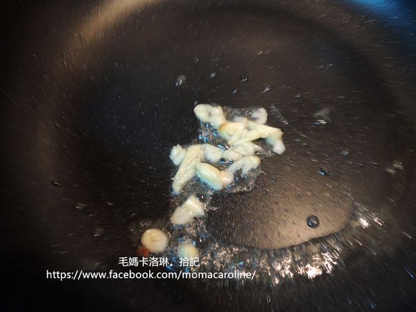 適量的油爆香蒜片