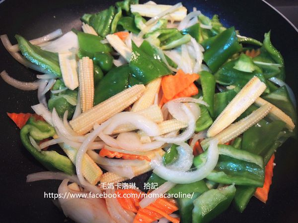 將洋蔥下鍋炒出香氣後再依續加入紅蘿蔔、玉米筍、青椒，食材炒軟之後先取出