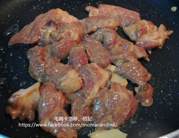 加入醃好的肉片快炒