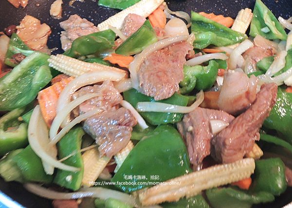 肉片快熟時再把時蔬放回鍋內一起炒至所有的食材均熟即可起鍋