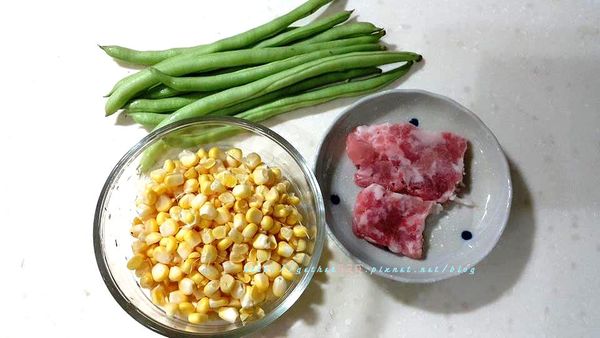[備料]四季豆跟玉米洗淨。